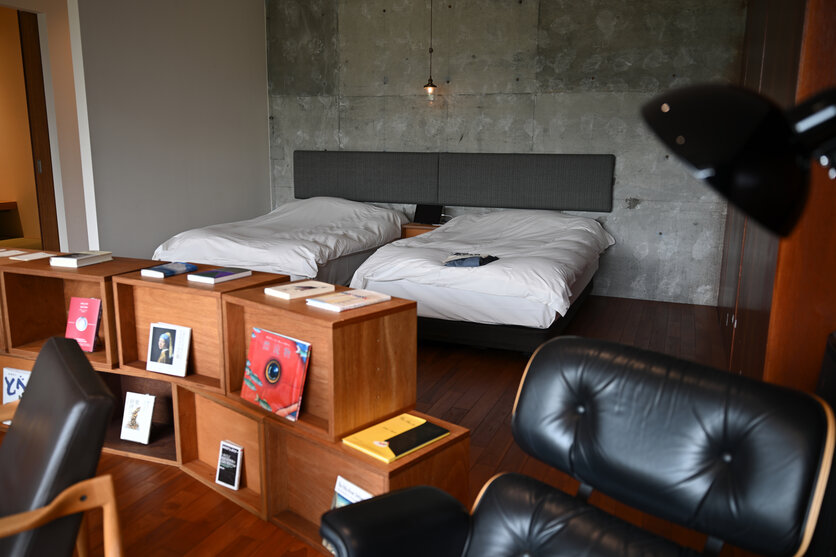 本に囲まれて滞在できるブックホテル