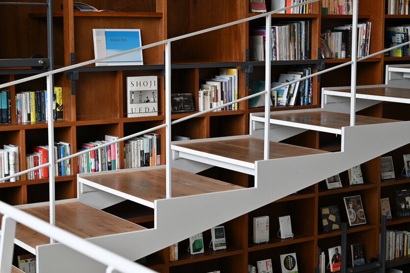 本に囲まれて滞在できるブックホテル