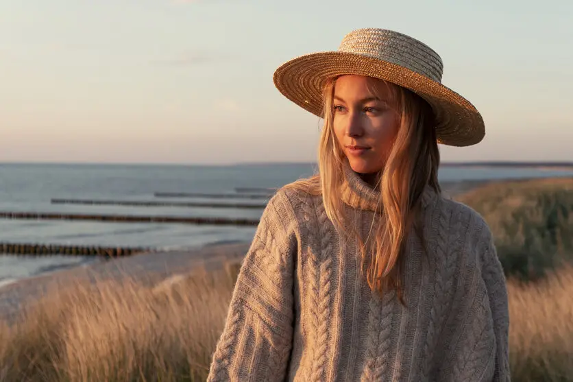 Side light emphasizing shadows on the subject