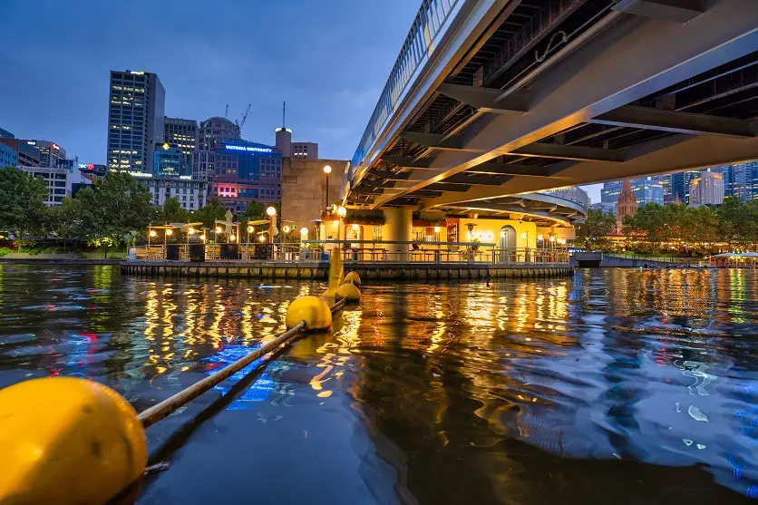 前景・中景・後景の重なりを意識する
