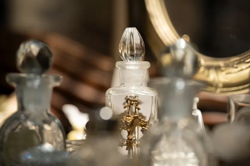 特徴①：開放F値(絞り値)が小さい