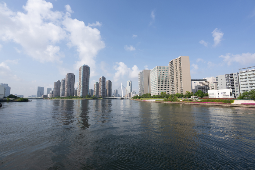 ①焦点距離が短く画角が広い