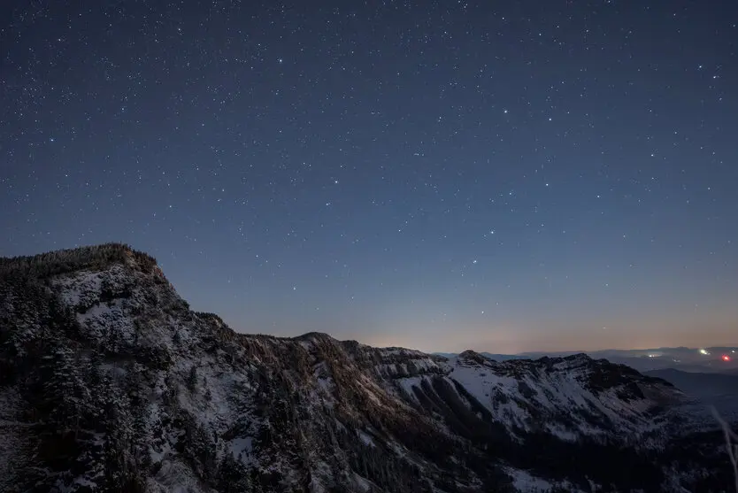 【星空(星景)の撮り方】一眼カメラの設定やレンズ選びのポイントをご紹介