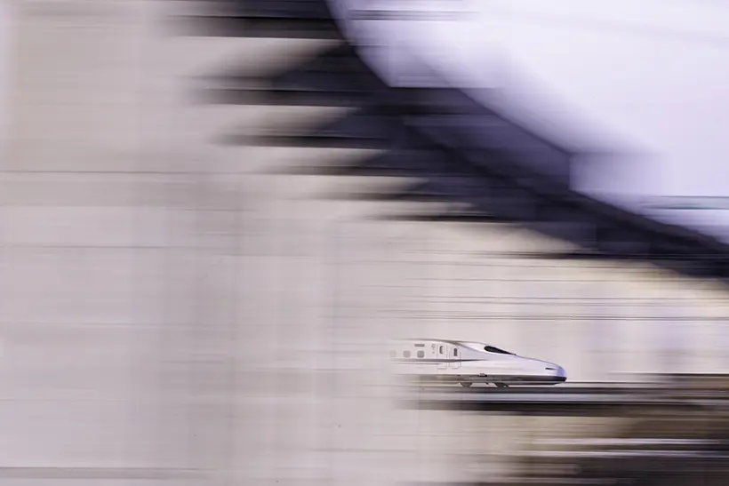 飛び出す新幹線