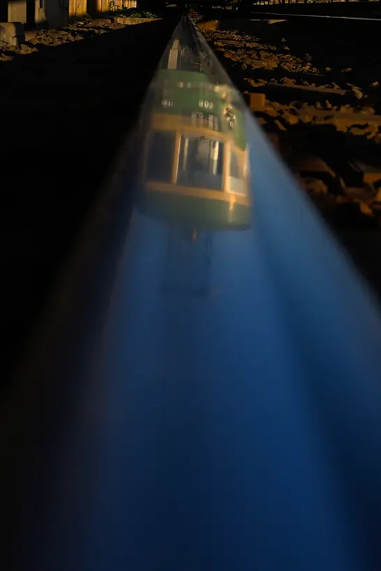 レールに映る青空と