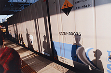 「コンテナに映るみんなの影」 氷上 俊平