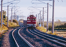 「朝やけの中の赤い貨物列車」 上田 優貴