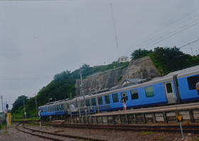「曲がってみえる電車」 宮地 清匡 様