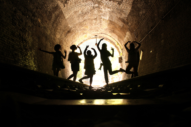 「光と影とカメラ女子」　養田　純奈 様