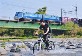 「川を渡る」 前田 一樹 様